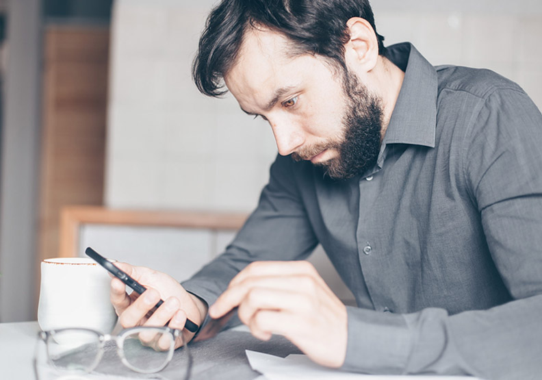 「秒回」反而造成工作效率低落。僅為情境圖，取自pexels