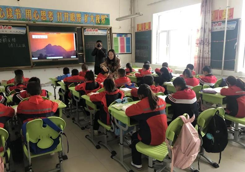 新東方捐獻中國農村孩子近8萬套課桌椅。取自新東方微博