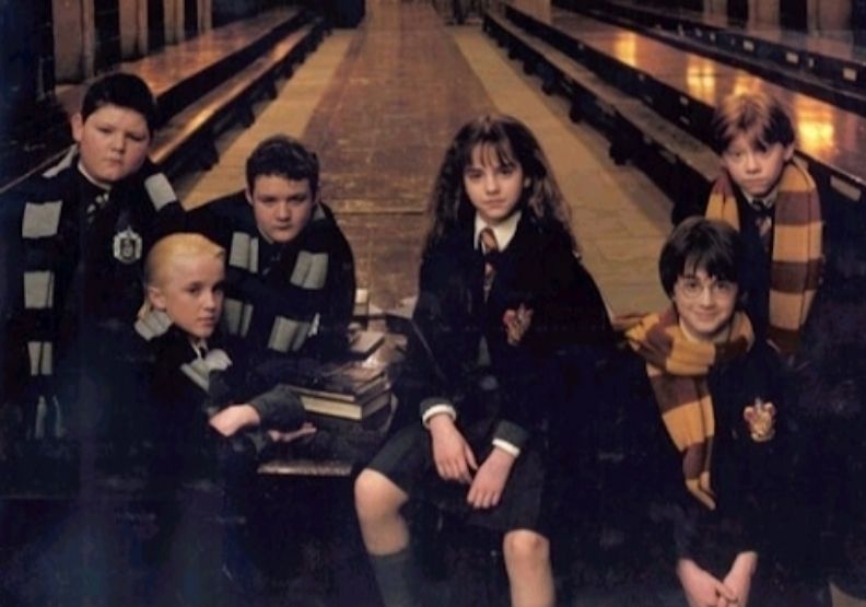 左前為飾演跩哥馬份（Draco Malfoy）的湯姆費爾頓（Tom Felton），右前為飾演妙麗的艾瑪華森。取自Tom Felton 推特。