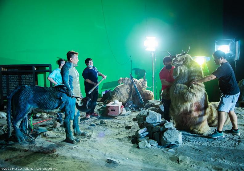 操偶師需頂著夏季高溫穿著不透氣的人偶裝賣命演出。霹靂