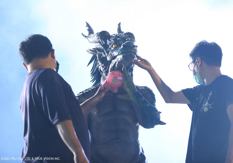 操偶師體感溫度高達40度,拍攝一兩顆鏡頭就必須休息。霹靂