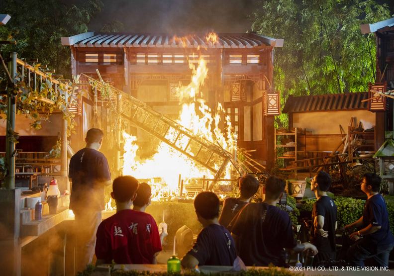 為求畫面寫實感,火燒情節不惜燒毀片中重要場景。霹靂