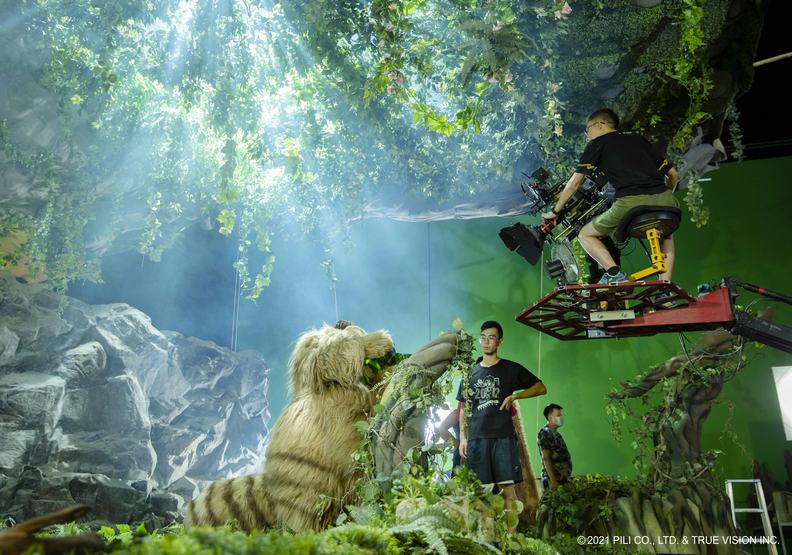 《素還真》採全實搭場景,且這次為了容納巨獸,特別打造出一個巨大洞窟「詭洞」。霹靂