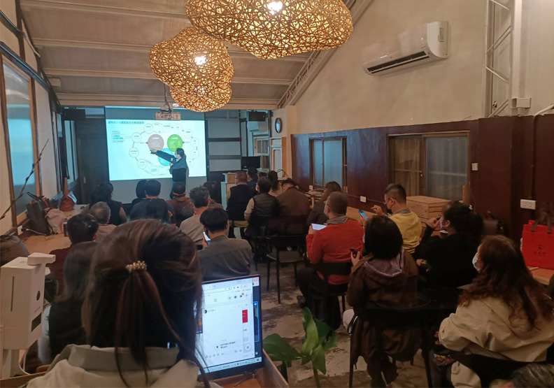 竹山地方持續十年光點小聚，每個月最後禮拜五晚上七點，自發性交流合作活動。何培鈞提供