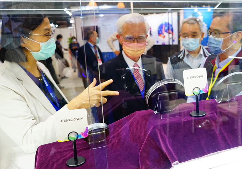 徐秀蘭(左一)表示,環球晶目前全力衝刺化合物半導體領域,2022年相關產能將同步倍增(左二為中美晶前董事長,現任朋程董事長盧明光);環球晶圓提供。