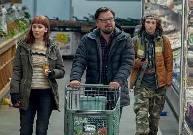 滿滿既視感的嘲諷神作！《千萬別抬頭》呈現真實人生下的荒謬現實