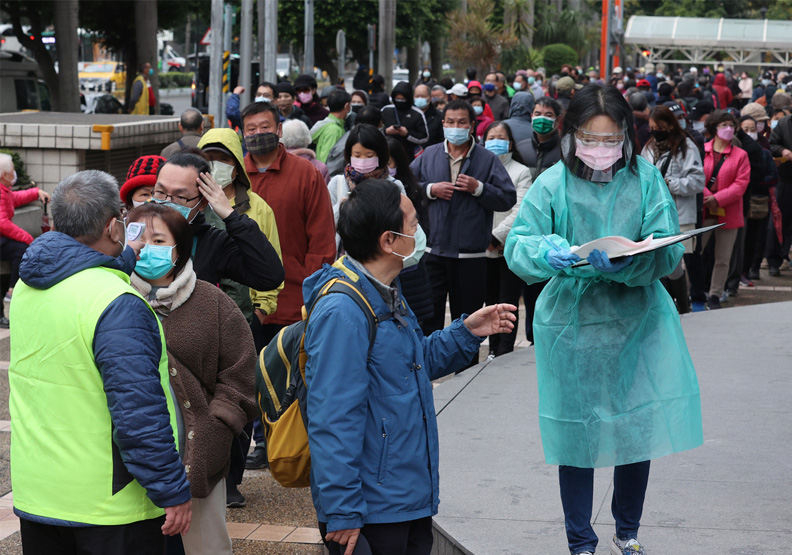 圖／Omicron疫情擴大，民眾也積極施打第三劑疫苗防疫。圖為新北市在三重綜合體育館開設大型疫苗接種站，不少民眾紛紛前往排隊要接種疫苗。聯合新聞網提供