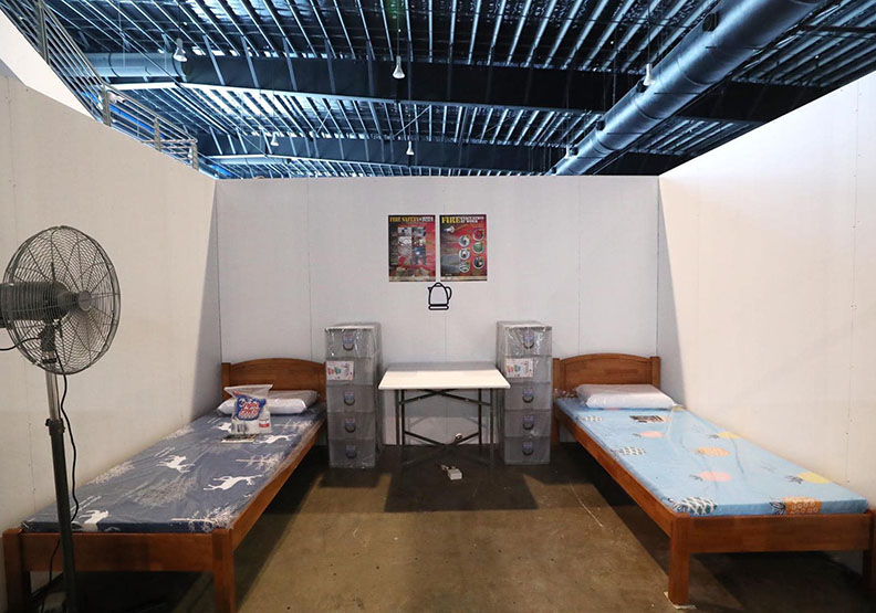 新加坡檢疫所中的房間內有病床、塑膠抽屜、電扇等設施。圖片來源：新加坡國務資政兼國家安全統籌部長張志賢 Teo Chee Hean FB