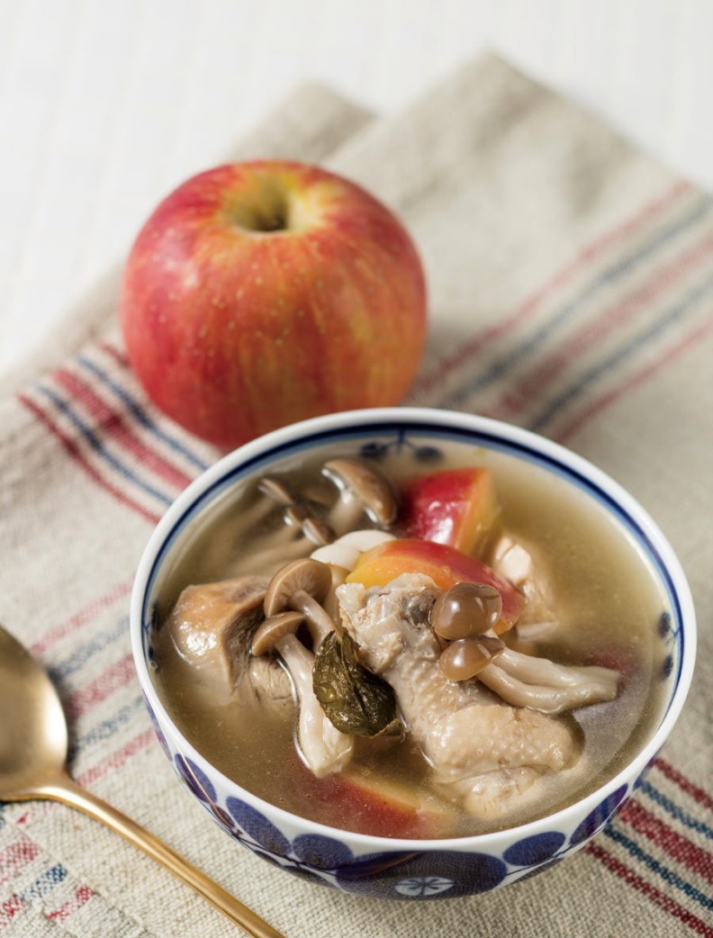 「茶香蘋果燉雞」材料有雞肉塊、蘋果、美白菇、鴻喜菇、鐵觀音（或凍頂烏龍茶）、薑片、紅棗、枸杞。幸福文化出版提供