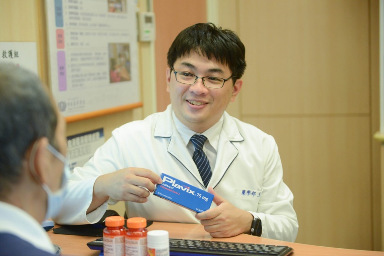 王平宇藥師提醒民眾年節期間務必保持良好生活習慣、用藥習慣,以免影響健康。圖片僅為示意圖。台北慈濟醫院提供