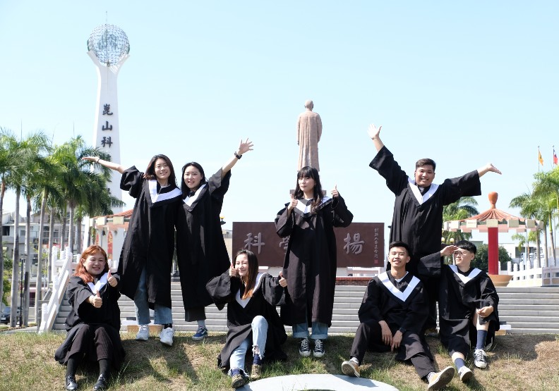 圖 / 崑山科技大學善用高教深耕經費，大量運用在各項獎勵補助如證照、競賽、海外實習與輔導課程等，讓學生全心提升職場即戰力。