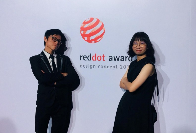崑大學生獲得紅點設計概念大獎,於新加坡參加頒獎典禮。
