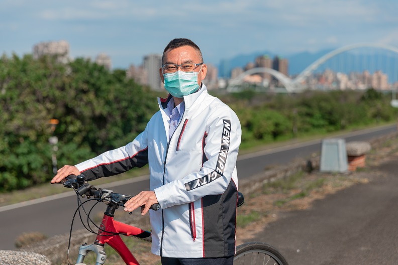 新北高灘處謝俊隆處長身體力行,自己就是車友的心態,常常在新北河濱騎單車休憩跟幫忙「找碴」看看那邊不好騎就可以協助修繕。他更歡迎喜歡騎車的朋友來挑戰長達210公里的新北河濱自行車道,不但已全部串連,更有不同的河段景色,美不勝收。