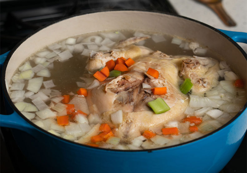 高湯的鮮美滋味來自於各種天然食材中的鮮甜甘美成份,只要湯頭鮮美無腥味,再加入喜歡的配料就是一碗好喝的湯品。Unsplash by jurien huggins