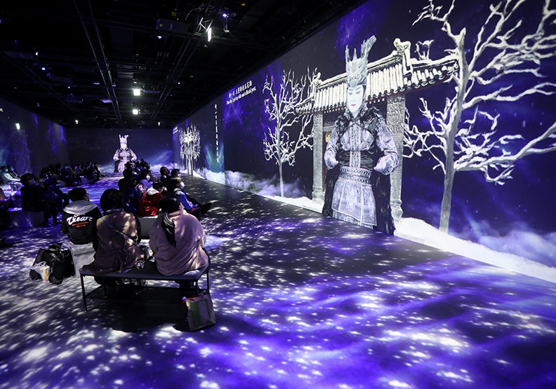 投影在牆上的人物角色有2公尺高，栩栩如生，彷彿隨時可以從牆上奔躍而出，氣勢磅礡。張智傑攝