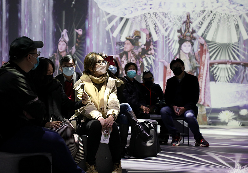 江湖兒女情懷、奇幻的服裝，以及結合搖滾嘻哈音樂元素的多重震撼，令人血脈賁張，京劇就這樣走進眼底心裡。張智傑攝