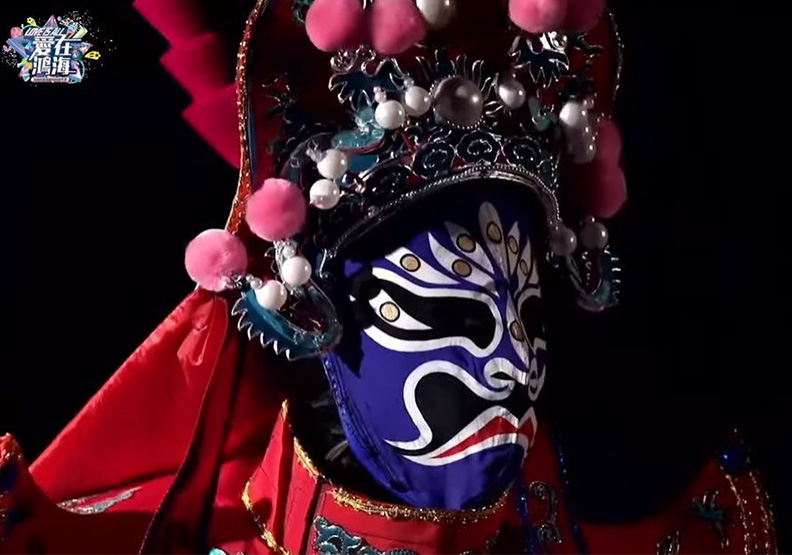 鴻海員工帶來各地風情的表演,例如川劇變臉。截自鴻海科技集團FB