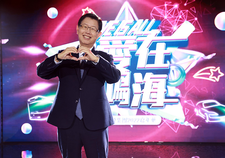 鴻海董事長劉揚偉現身直播現場劉揚偉感謝員工犧牲與付出,才能屢創佳績。截自鴻海科技集團FB