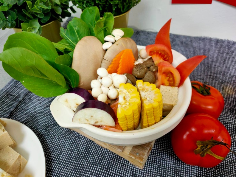 喜氣洋洋番茄鍋。中國醫藥大學新竹附設醫院提供