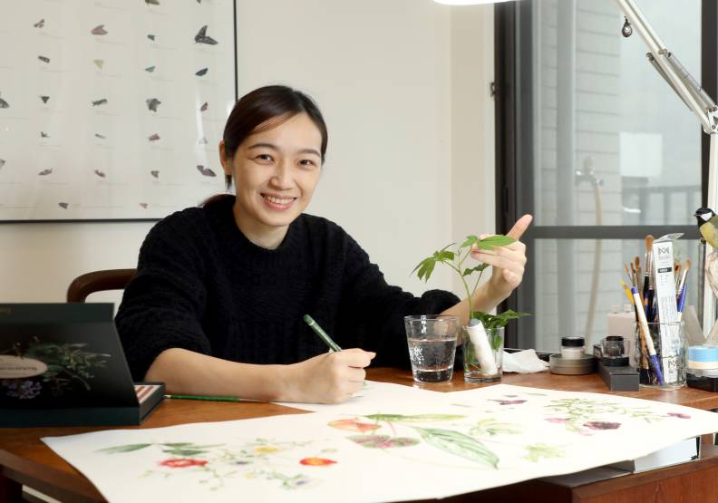 巫佩璇推廣「植物科學繪圖」，帶領學員以繪筆勾勒出植物樣態，領略植物靜謐而內斂的美。