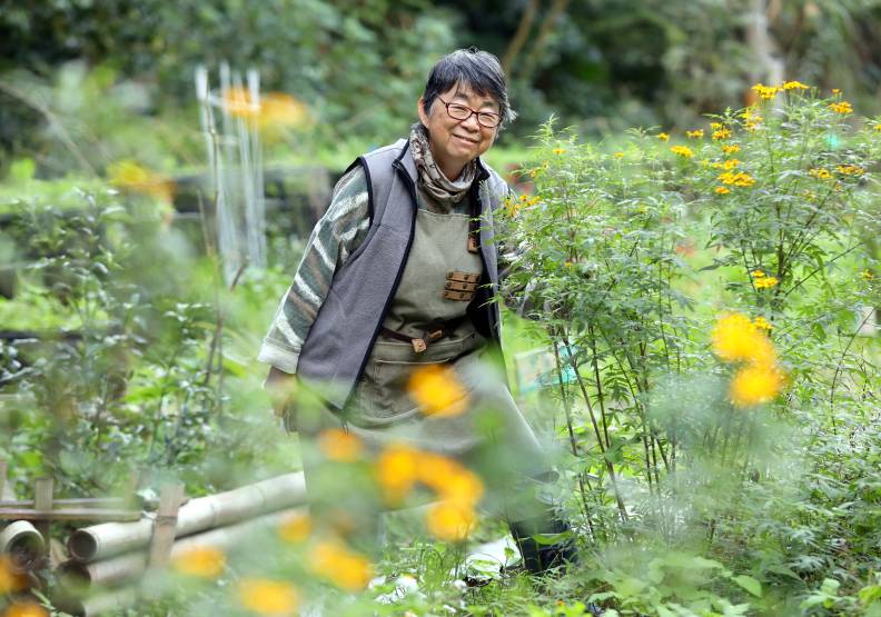 全台首位園藝治療師、人稱「大黃老師」的黃盛璘，傳遞花草木葉療癒力量，溫暖每個人。
