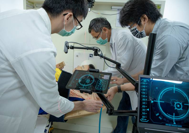 BNCT為腦瘤癌末患者帶來重生希望(圖為清大、北榮團隊透過VR系統,精準鎖定腫瘤照射部位)。池孟諭攝