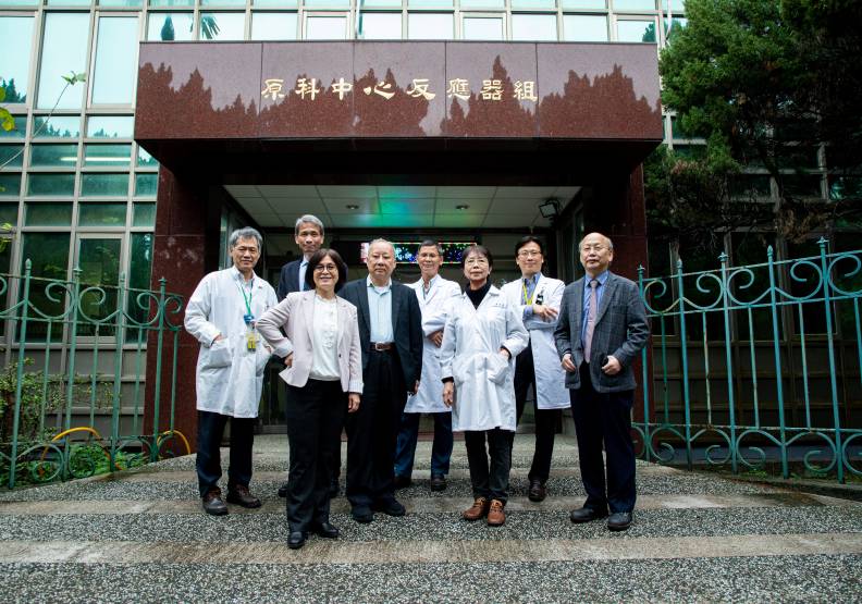 清大、北榮、信東三方合作。圖為清大一等核能師裴晉哲(左起)、原科中心主任葉宗洸、信東副總林麗卿、清大BNCT中心主任李敏、一等核能師劉鴻鳴、BNCT中心研發顧問周鳳英、北榮醫師陳一瑋、信東資深副總謝賢仁。