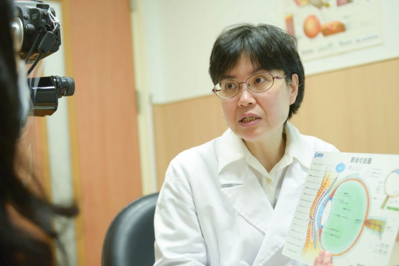 吳淑雅醫師與患者衛教。台北慈濟醫院提供