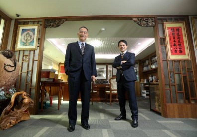 新光鋼二代粟明德攜手三代，要打敗景氣循環