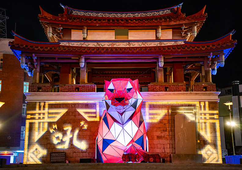 圖 / 迎接虎年，新竹市政府推出「虎嘯生風」主題聲光裝置藝術作品，點亮東門城、護城河沿岸。