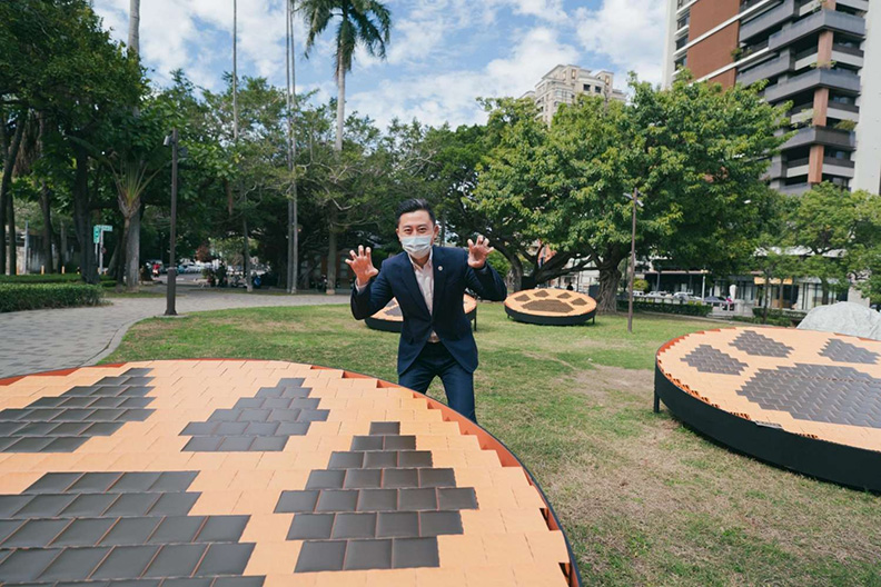 迎接虎年,新竹市政府推出「虎嘯生風」主題聲光裝置藝術作品,點亮東門城、護城河沿岸。