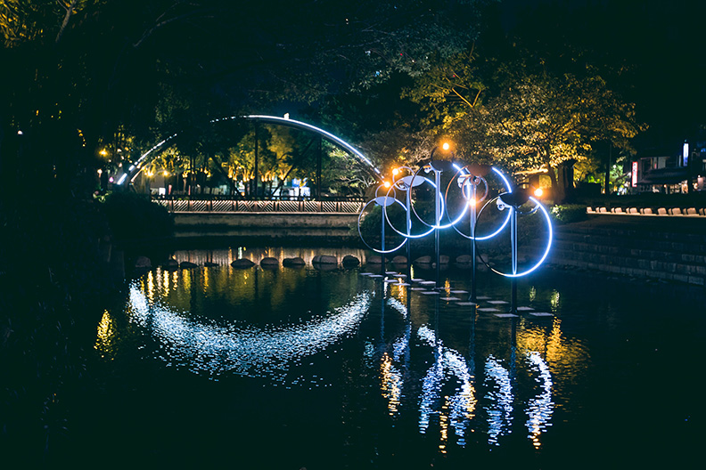 迎接虎年,新竹市政府推出「虎嘯生風」主題聲光裝置藝術作品,點亮東門城、護城河沿岸。