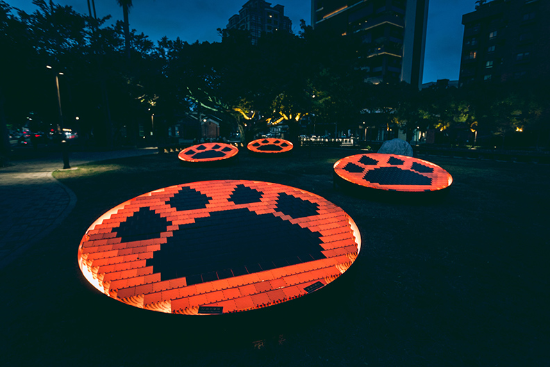 迎接虎年,新竹市政府推出「虎嘯生風」主題聲光裝置藝術作品,點亮東門城、護城河沿岸。