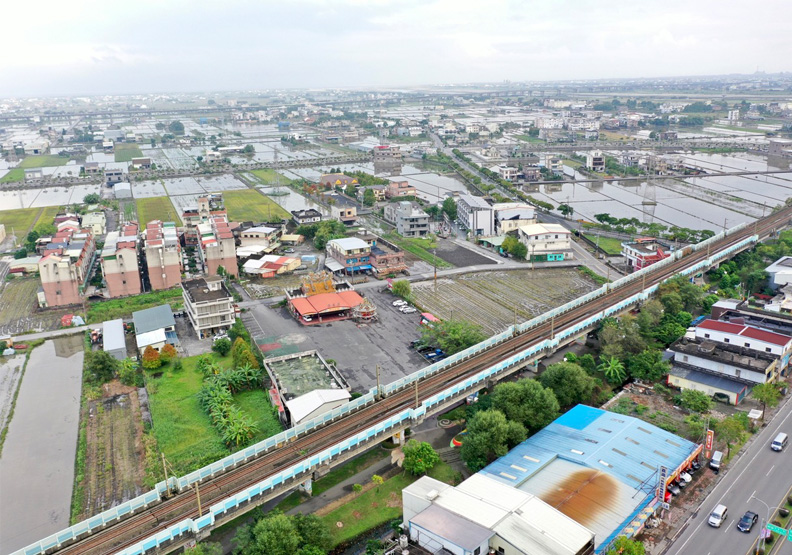 高鐵宜蘭站址以縣政中心以南350公尺的第五「折衷案」最優,未來將與台鐵宜蘭新站共構,約在鎮安廟(橘色建築物)附近。聯合新聞網提供