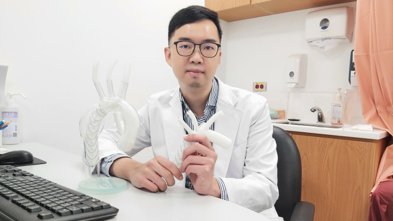 恩主公醫院心臟血管外科陳綱隆醫師表示, 急性主動脈剝離致死愈高,建議有三高病史者,要按時服藥、適度運動,勤量血壓。恩主公醫院提供