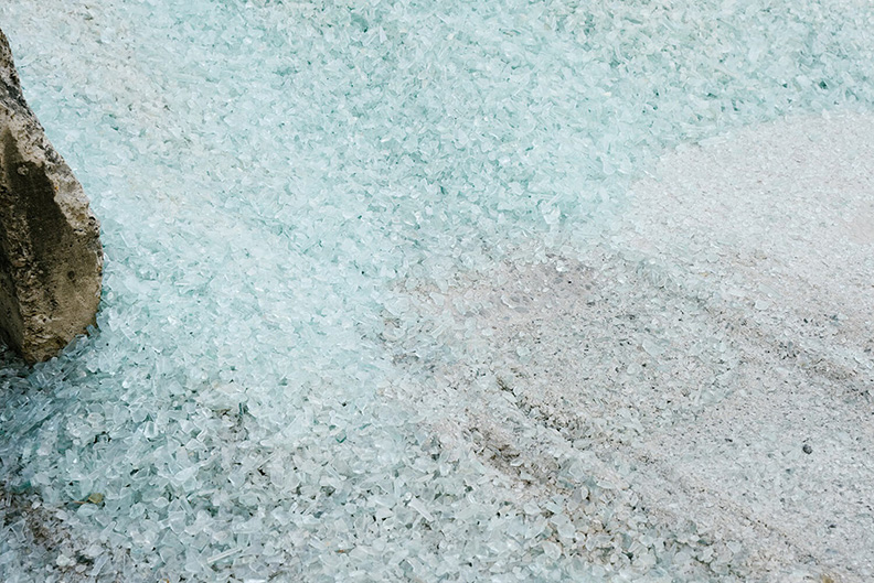 回收後的玻璃經過人工分類、分色及去雜質等程序後,再經機械磨碎及窯爐熔燒等製程,重生為嶄新的物品。(圖/Muji)