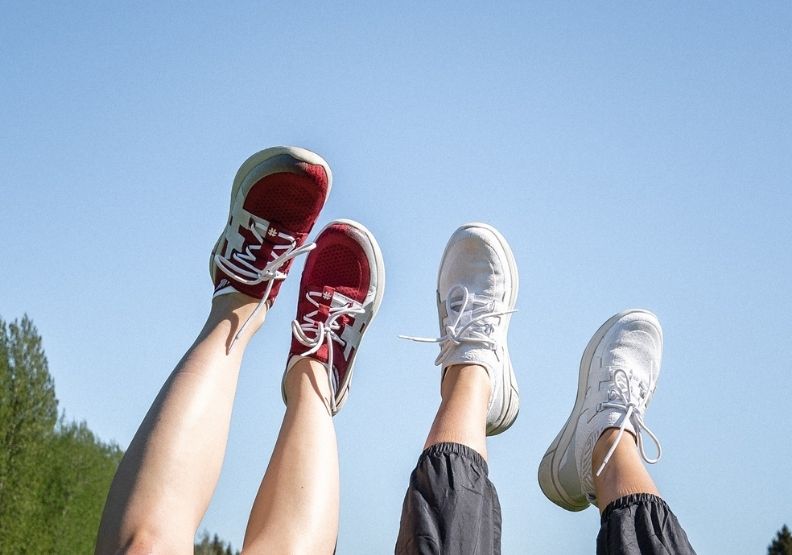 每雙要價3300元,咖啡渣運動鞋時尚不打折,取自RENS臉書。