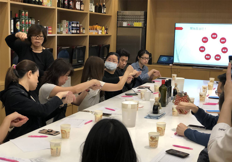 品油師考試前必須經過為期八週的學科教育。王繹銨提供