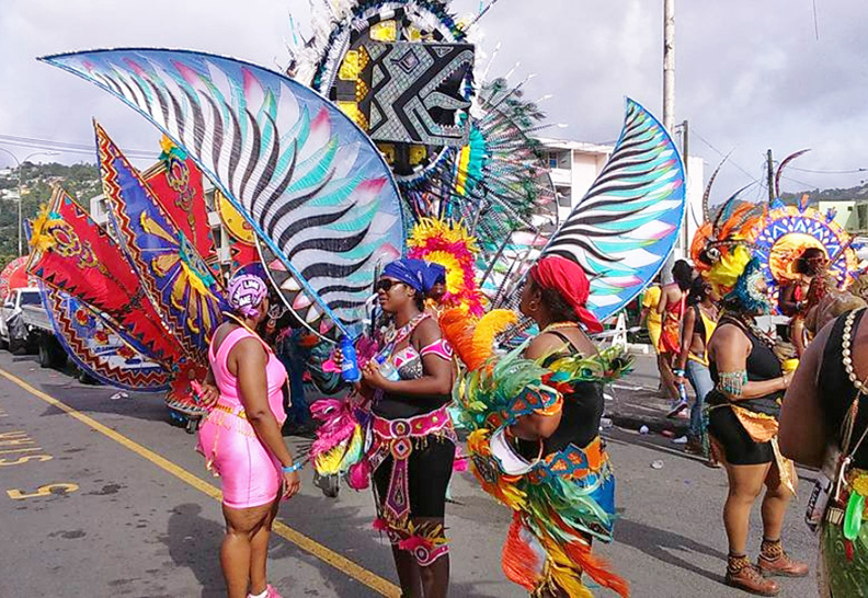 聖露西亞一年一度的嘉年華,是當地規模最大的慶典盛事,大家會盛裝打扮在大街上載歌載舞,氣氛十分熱烈。