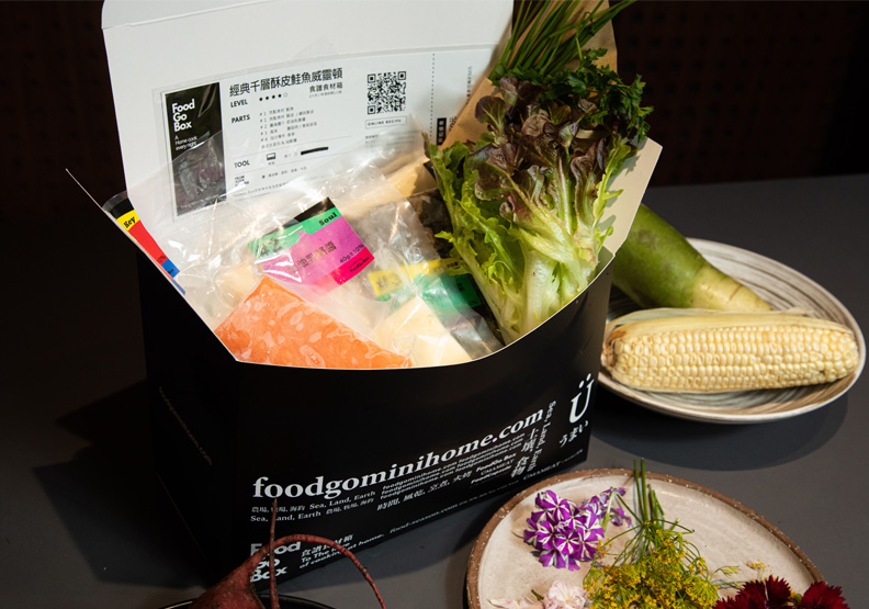 「經典千層酥皮鮭魚威靈頓」食材箱。池孟諭攝