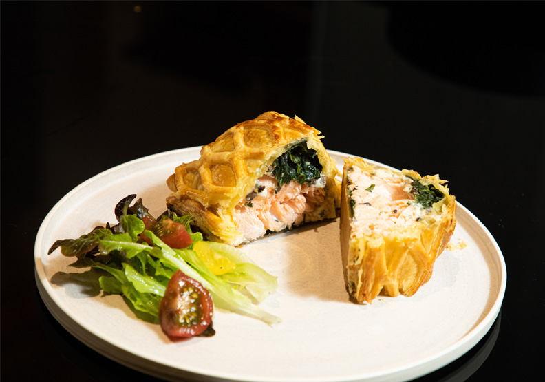 經典千層酥皮鮭魚威靈頓。池孟諭攝