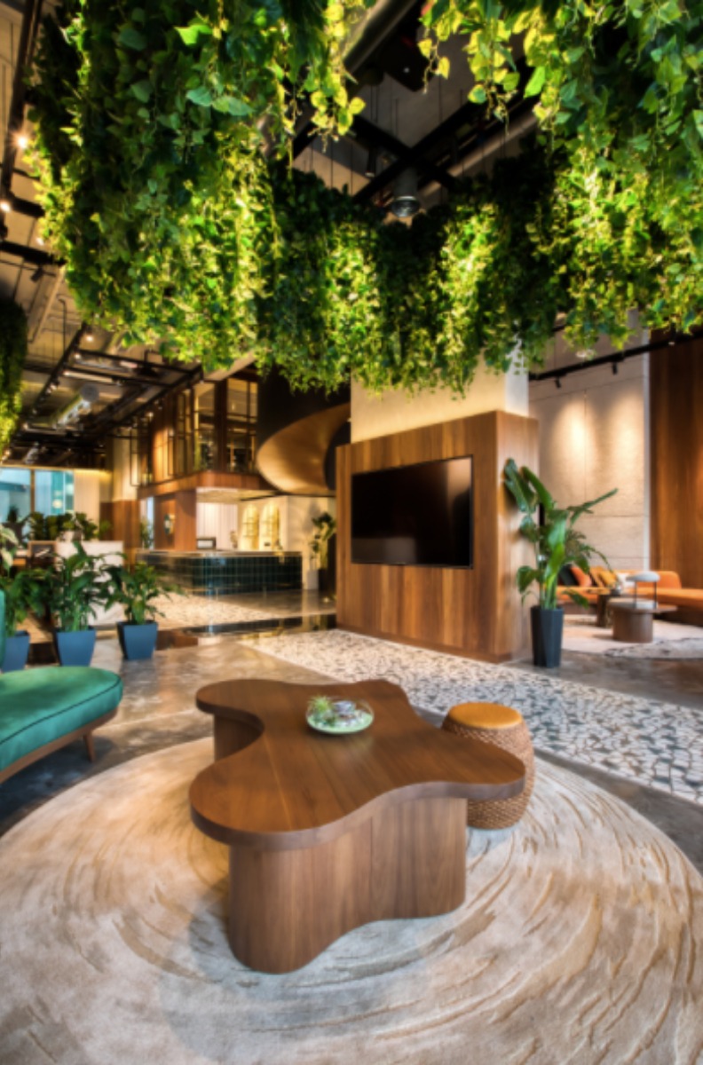 有點近又不會太近,有距離的社交感是飯店大堂的設計趨勢。資料來源The Luma Hotel。方格子提供。