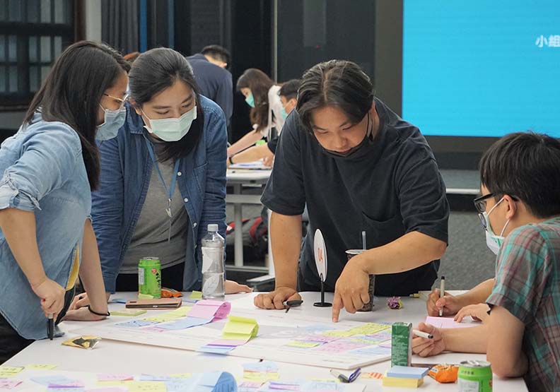 北市府同仁透過設計思考工作坊踴躍的跨單位交流想法。台灣設計研究院提供。