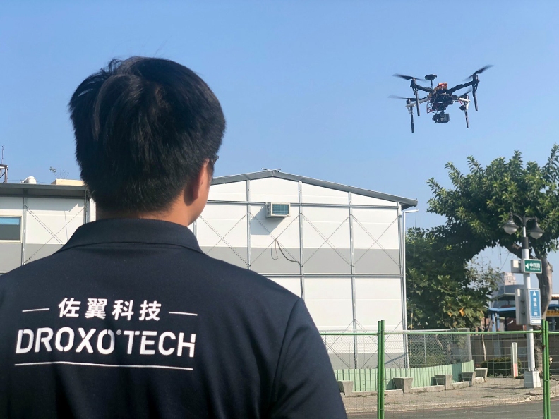 佐翼分享部分農場兩年來透過無線操作無人車噴藥,不僅施肥量減少50%,產量反而提升20%。