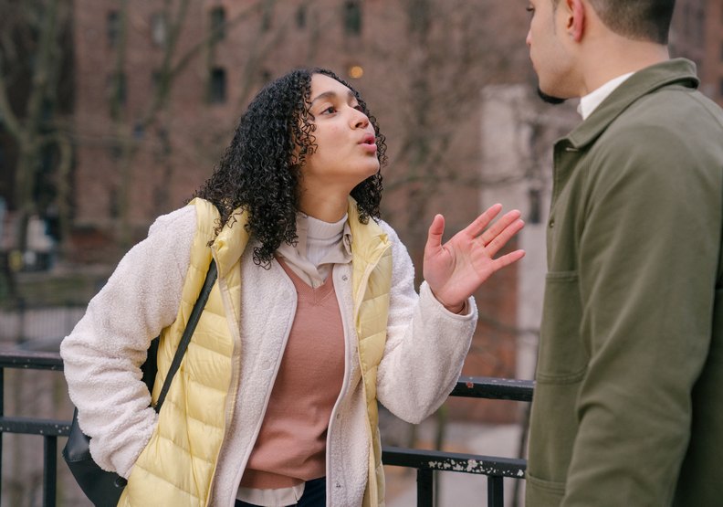 年輕時婚姻失敗常導致自我否定。pexels