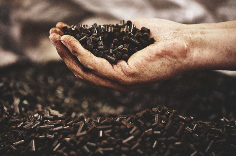 Bio-Bean研發的顆粒燃料Coffee Pellets,取自創新拿鐵。圖片來源:擷取自Bio-Bean官網