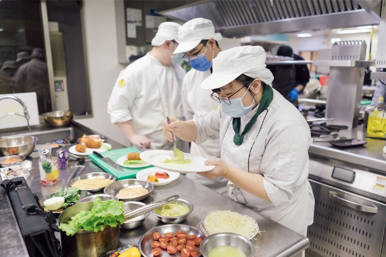2021年，景文科技大學餐飲管理系參加加拿大國際餐飲大賽（CIGTC），奪得16金7銀佳績，讓國際看見台灣餐飲軟實力。