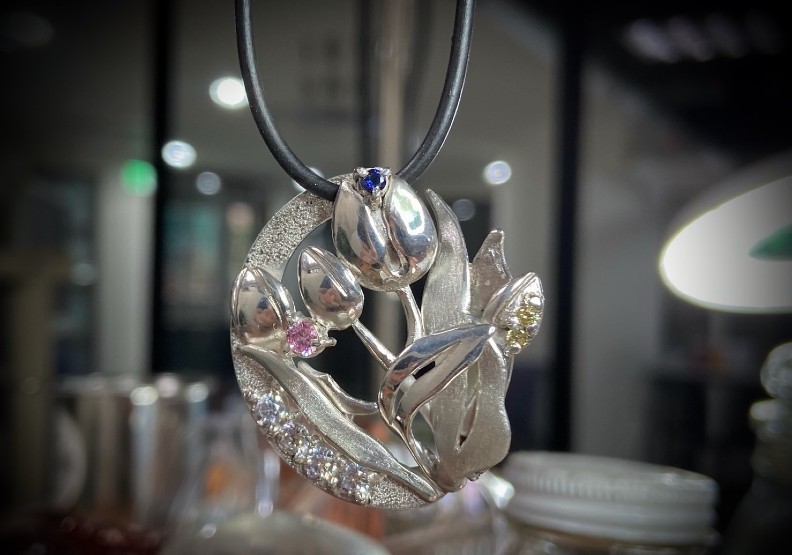 時尚工藝組主軸分「工藝創作」及「時尚精品」，秉持視覺傳達設計之「培養具有藝術、設計、科技之多元專業能力，具創新思考以及團隊合作之專業設計人才」教育目標。