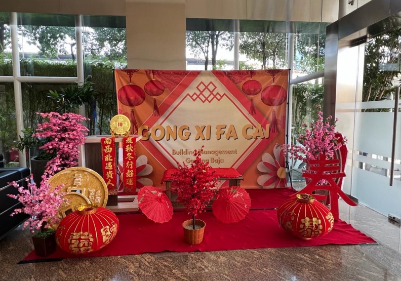 辦公大樓內慶賀華人新年的裝置。圖片由賴珩佳提供