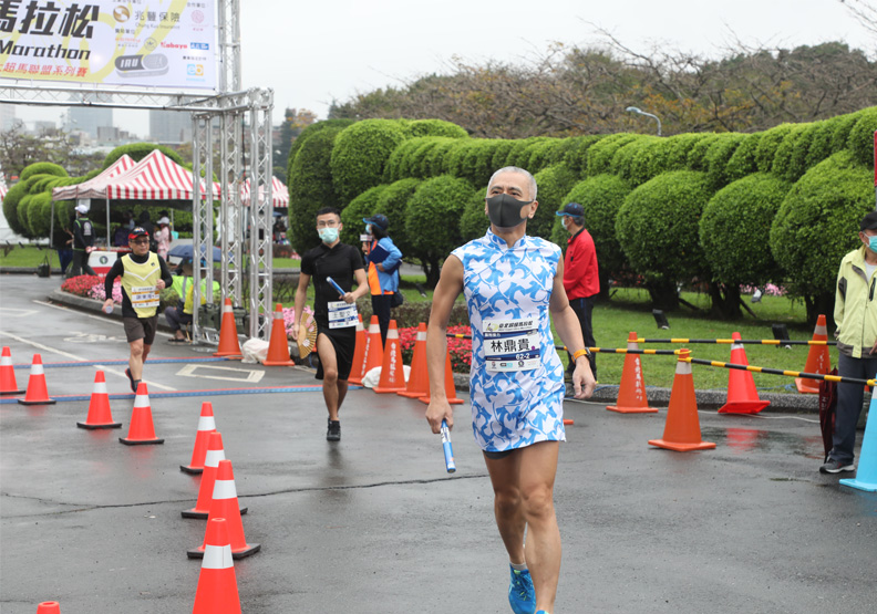 72歲的林先生和朋友一起組隊參加旗袍路跑，開心地說：「穿上旗袍跑步很有趣！」蘇義傑攝